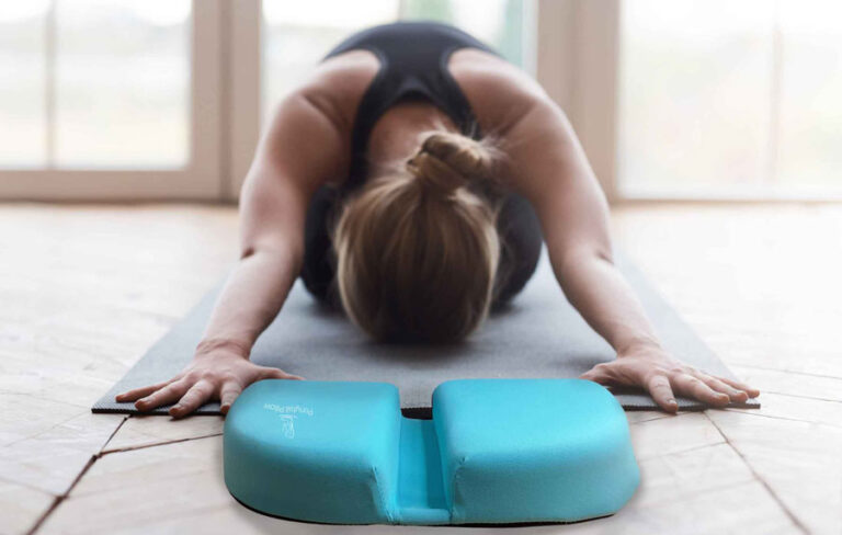 Woman practicing meditation, avoiding distractions by using the Ponytail Pillow